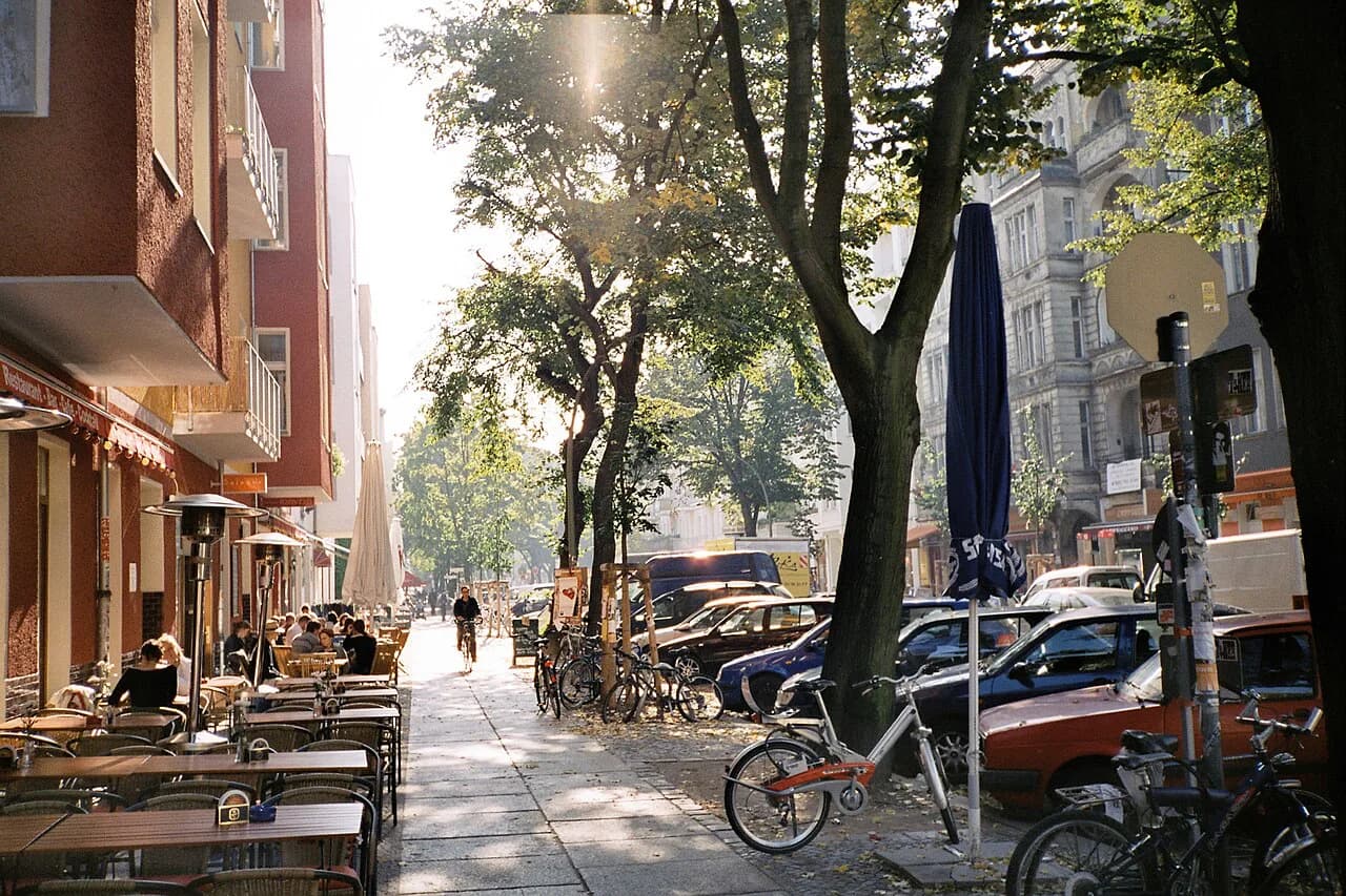 Berlin Pub Crawl Guide: Organized Tours, DIY Routes and Späti Stops