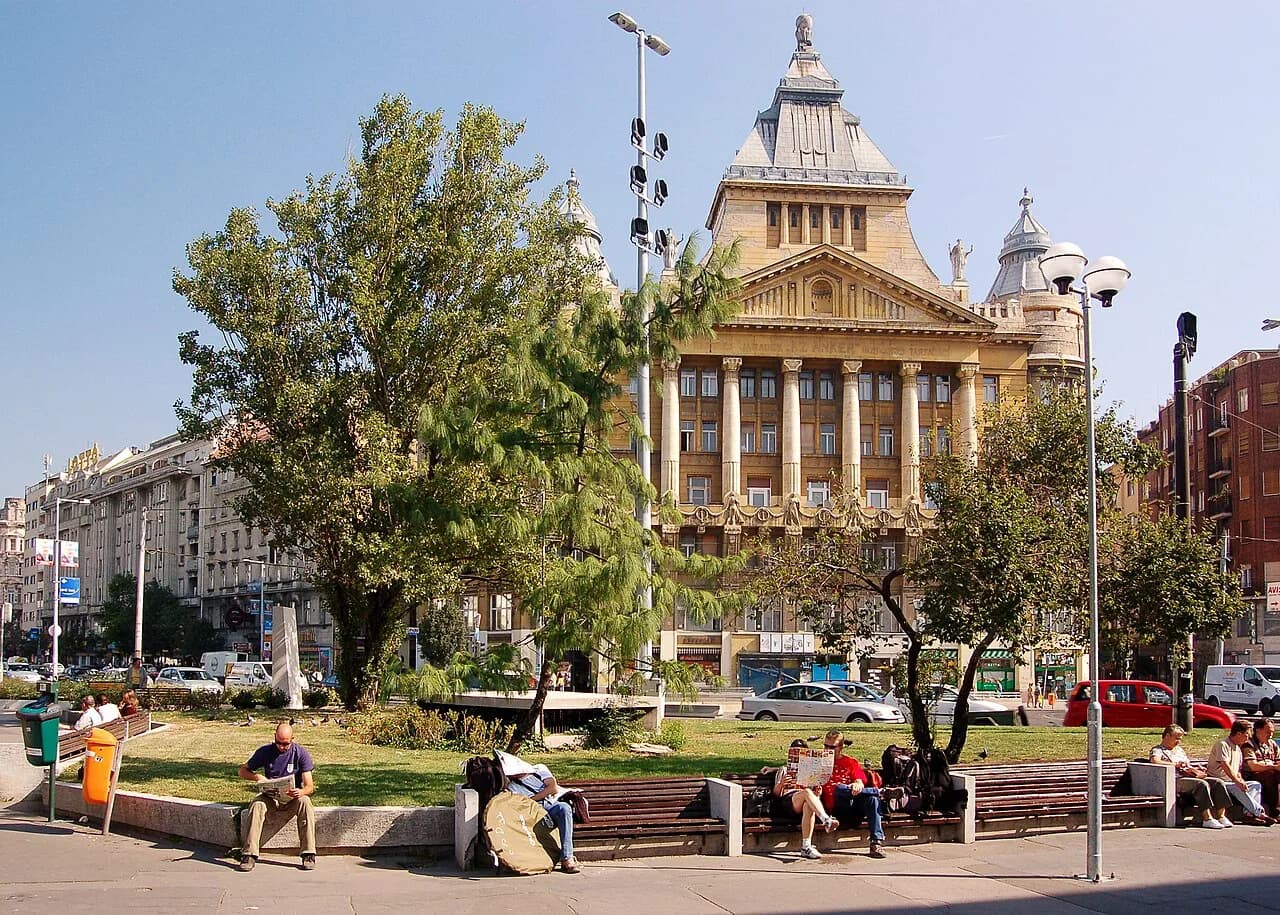 Budapest Night Bus Guide: Local Routes, Tickets and Late Coaches