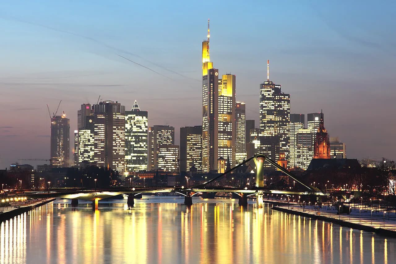 7 Frankfurt Nightlife Scenes: Techno Clubs, Apple Wine Taverns, and Skyline Bars