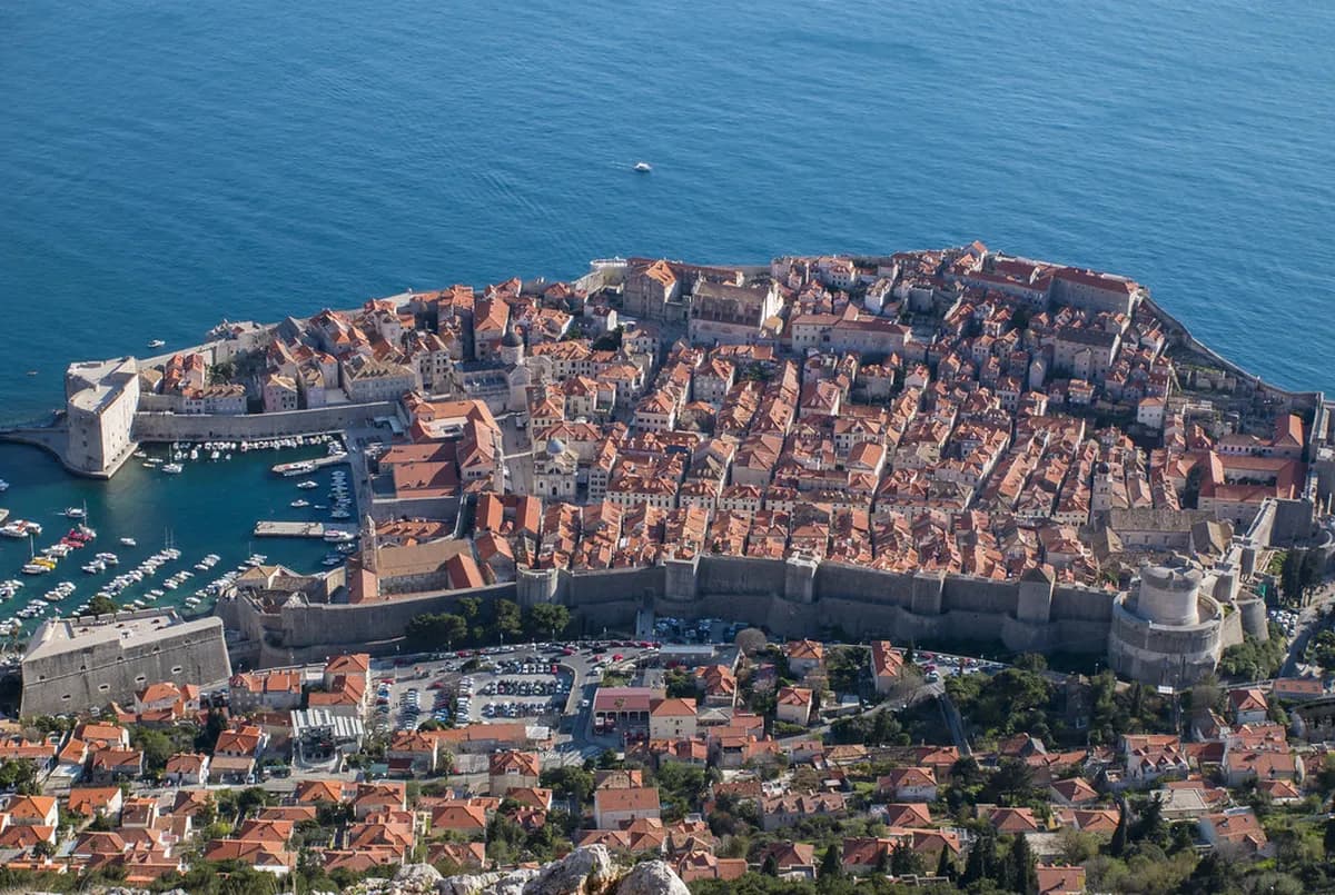 Lapad Dubrovnik Nightlife Guide: Sunset Bars, Local Pubs, and Late-Night Planning