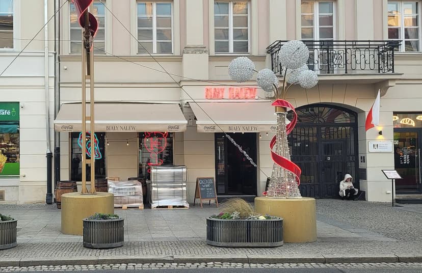 Nowy Świat Bars: Warsaw's Historic Bar Street Guide