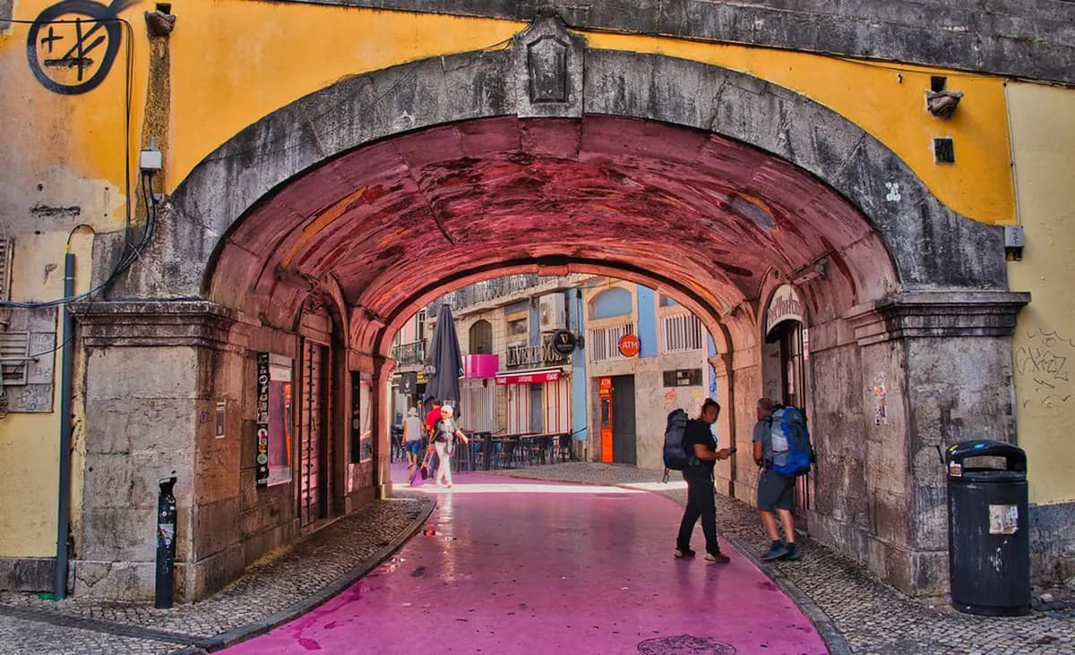 Pink Street Lisbon Nightlife Guide: Bars, Clubs, Safety and Timing