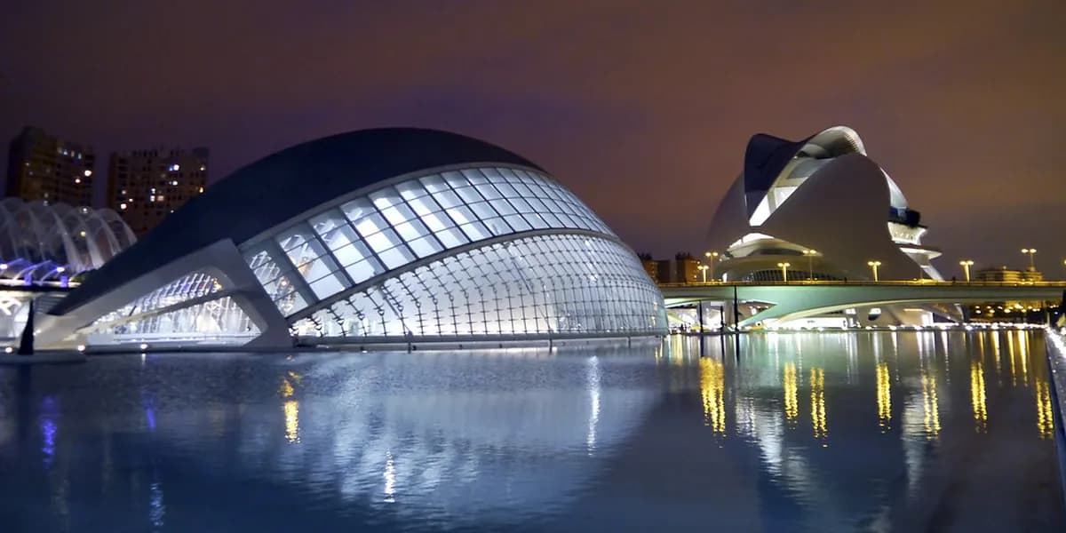 7 Best Neighborhoods and Tips for Valencia Nightlife