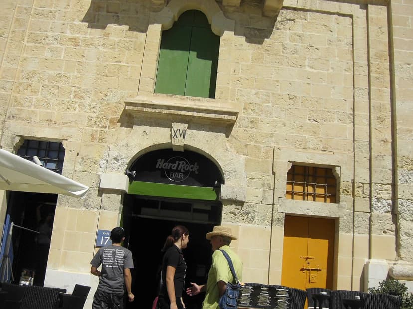 Valletta Waterfront Bars Guide: Drinks, Views, and Pinto Wharf Logistics