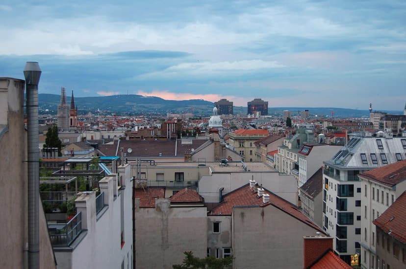 Best Vienna Cocktail Bars for 2026: Icons, Speakeasies, and Booking Tips