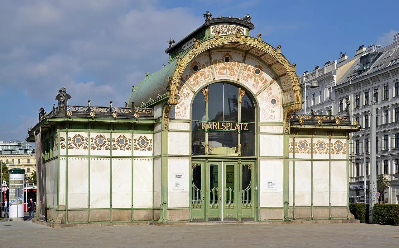 Vienna Night Bus Guide: Sightseeing Tours and NightLine Transit