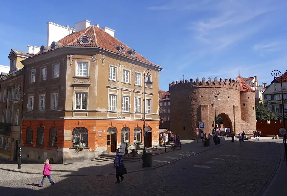 Warsaw Pub Crawl: Guided Tours vs. Planning Your Own