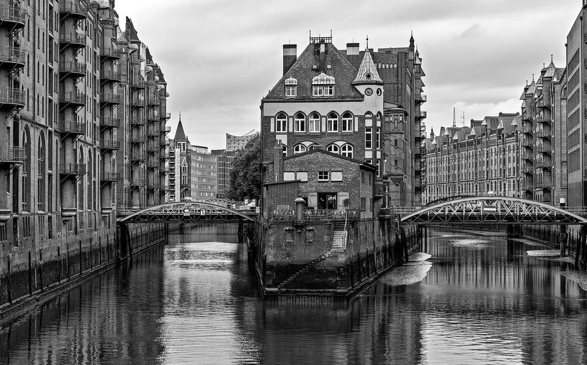 Quick Comparison Table — a scene in Hamburg