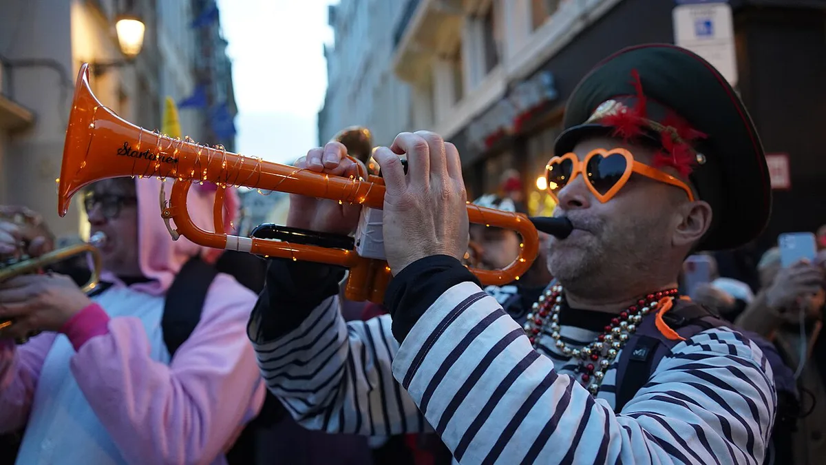 Mardi Gras in Brussells  2023 - Plastic Trumpet — 2