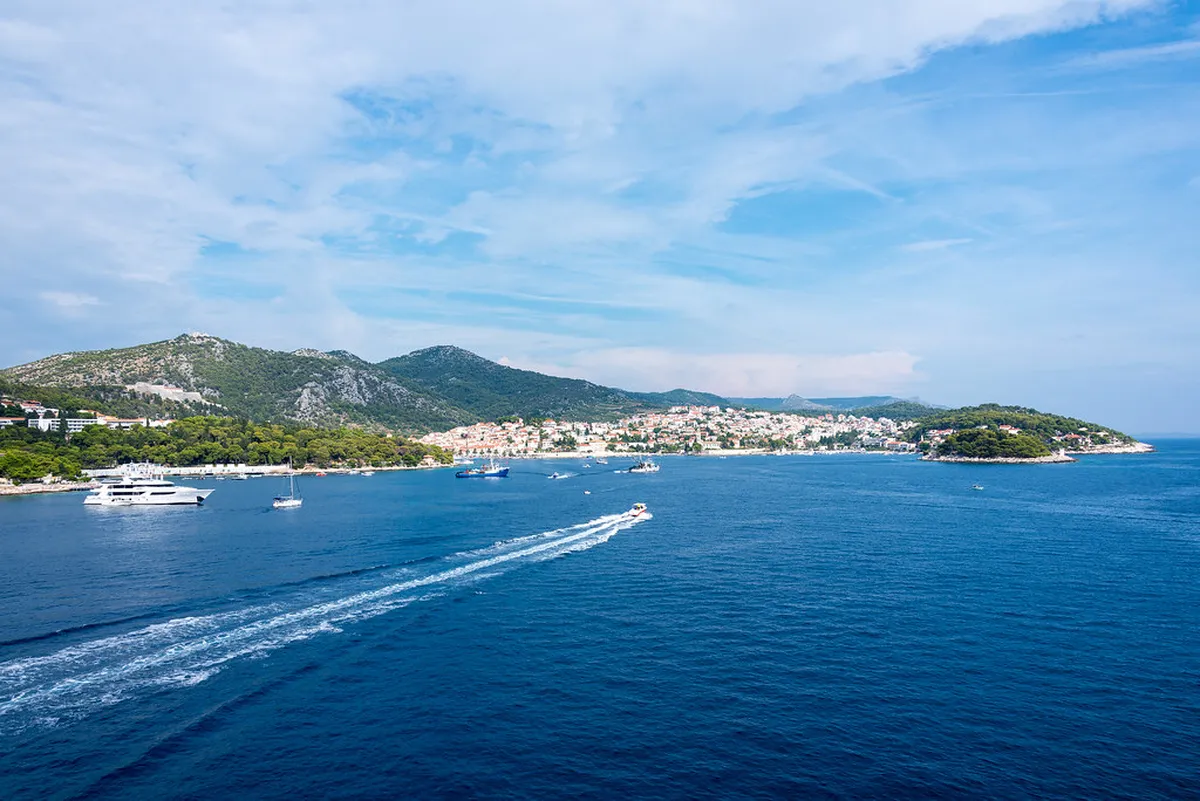 Carpe Diem Bar (Hvar Town) vs. Carpe Diem Beach Club (Marinkovac)