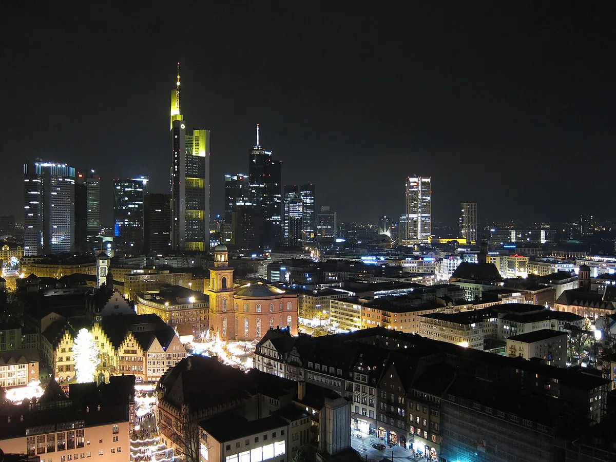 Cocktails on a rooftop terrace overlooking the illuminated Mainhattan skyline in Frankfurt — 1
