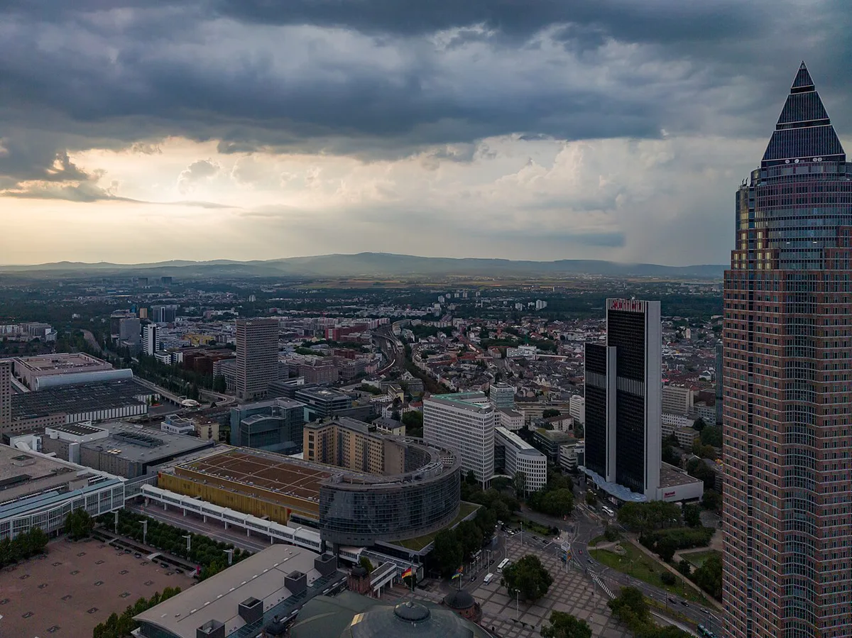 Cocktails on a rooftop terrace overlooking the illuminated Mainhattan skyline in Frankfurt — 2