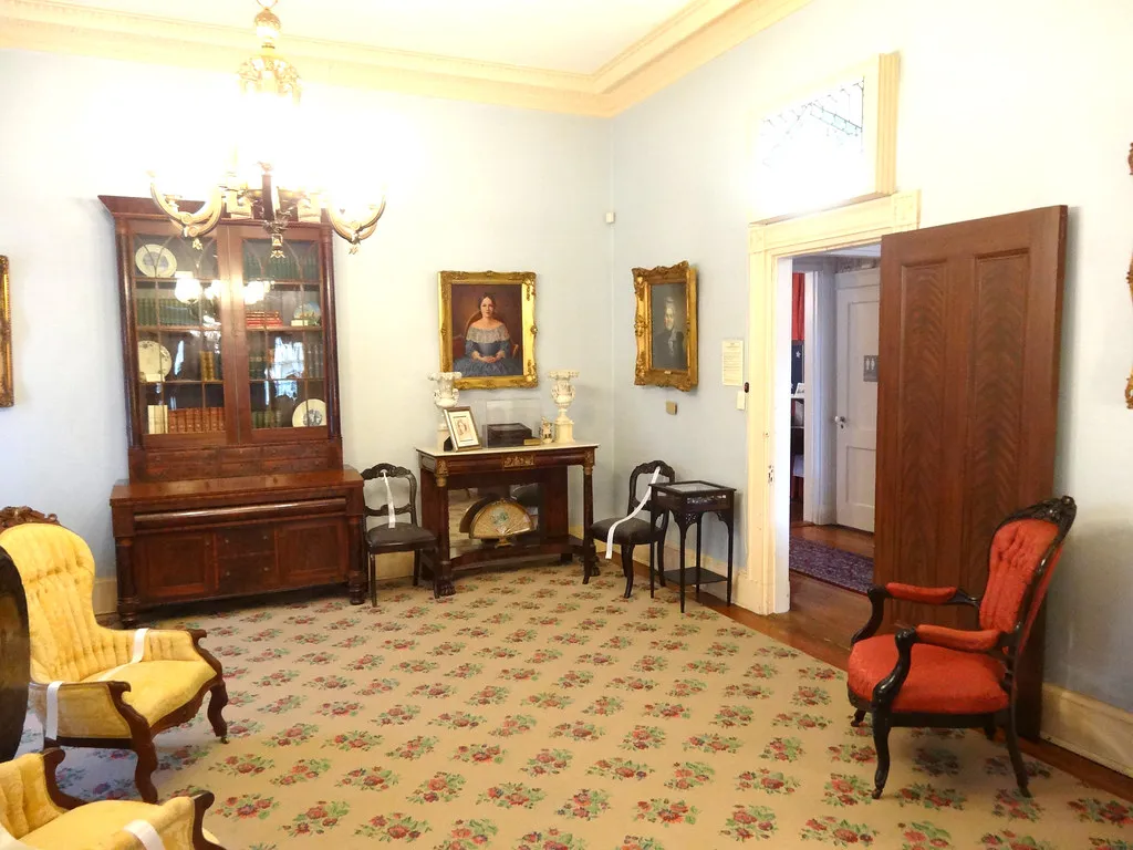 Essential Tips: Dress Code, Guestlists, and Getting Home in Italy