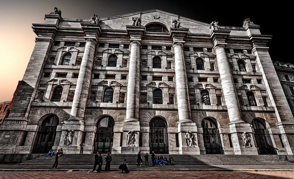 Logistics, Transport, and Safety After Midnight in Italy