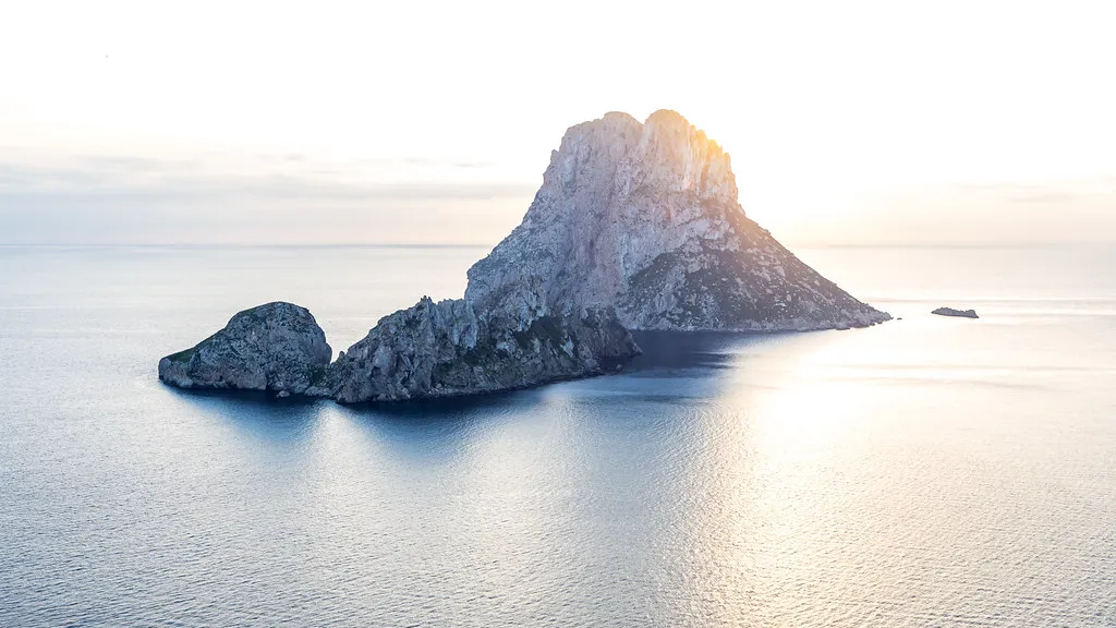 Beach Clubs: Daytime Parties at O Beach and Ibiza Rocks in Spain