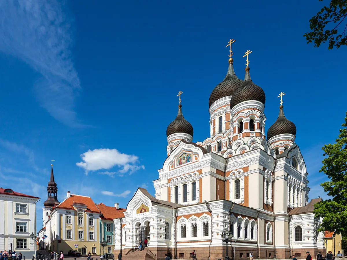 Safety, etiquette, and local social context in Tallinn