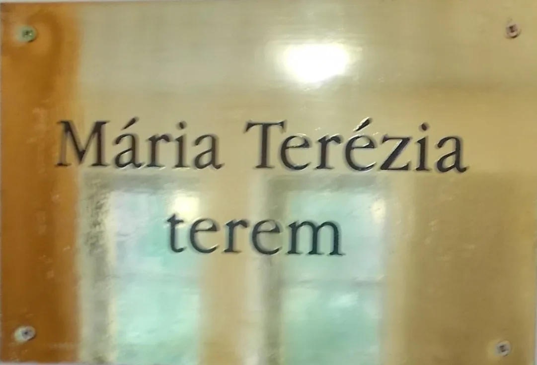 'Gólyavár' Gebäude Hörsaal Maria Theresia Tafel 2022 Józsefváros — 2