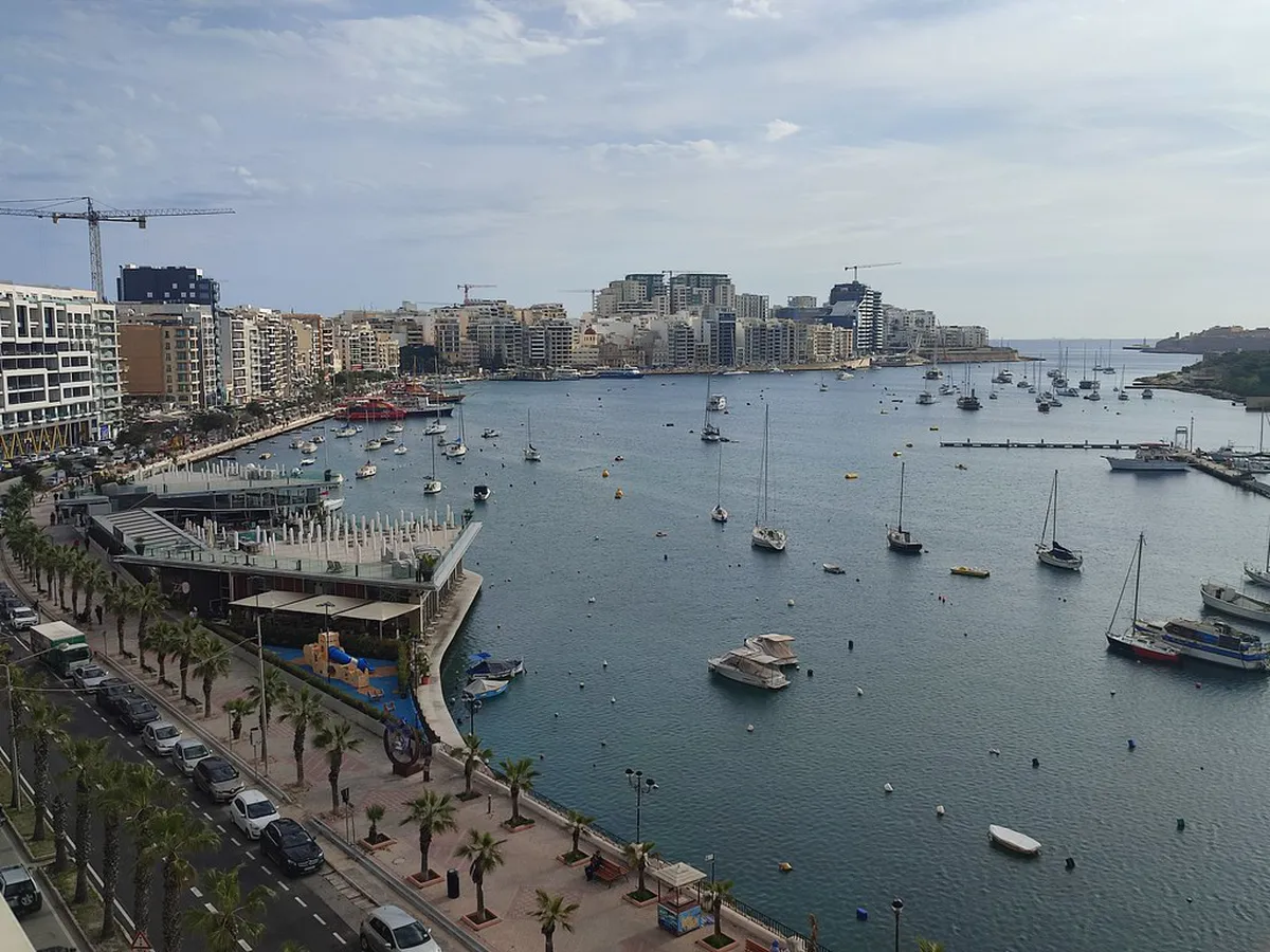 How To Combine Waterfront Drinks With A Valletta Night Out